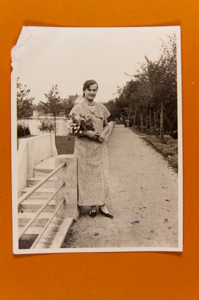 Frau mit Blumen.jpg