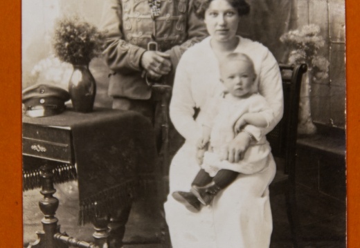 Soldat Frau und Kind